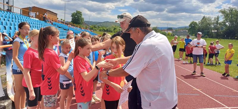 Kolejne sportowe sukcesy na koncie uczniów ze Szkoły Podstawowej w Sękowej na szczeblu rejonowym!